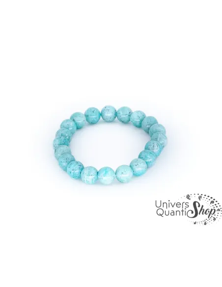 Bracelet en amazonite, pierre naturelle, fond blanc Bracelet en amazonite, pierre naturelle, fond blanc