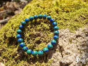 bracelet azurite malachite naturelle qualité extra supérieure boule de 8mm sur un rocher en mousse en nature