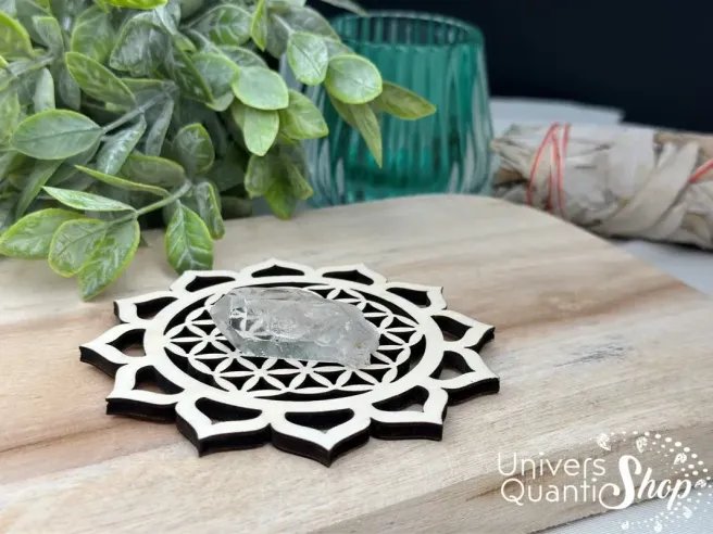 fleur de lotus renouveau, fleur de vie bois fabriquée en france avec un quartz clair posé dessus
