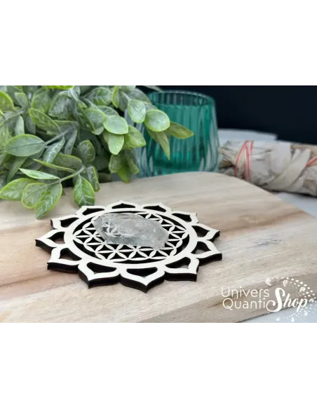 fleur de lotus renouveau, fleur de vie bois fabriquée en france avec un quartz clair posé dessus fleur de lotus renouveau, fleur de vie bois fabriquée en france avec un quartz clair posé dessus