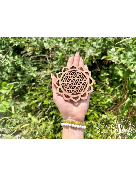 fleur de vie bois avec lotus en bois okoumé dans une main fleur de vie bois avec lotus en bois okoumé dans une main