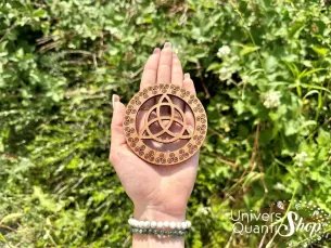 triquetra signification, triquetra triskel en bois, posé dans la main