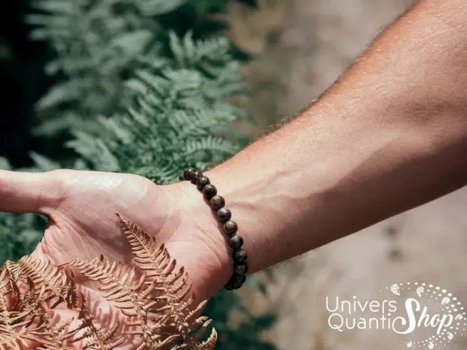 bronzite bienfaits en lithothérapie, bracelet porté sur un poignet d'homme