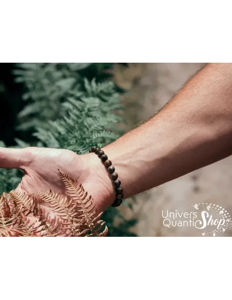 bronzite bienfaits en lithothérapie, bracelet porté sur un poignet d'homme