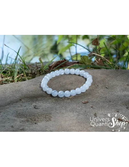 calcédoine vertus, bracelet lithothérapie calcédoine bleue sur un rocher au bord de l'eau