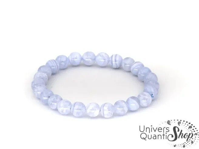 calcédoine pierre naturelle bleue en bracelet sur fond blanc