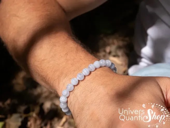 calcédoine bleue signification, bracelet lithothérapie fait sur mesure porté sur un poignet d'homme au soleil