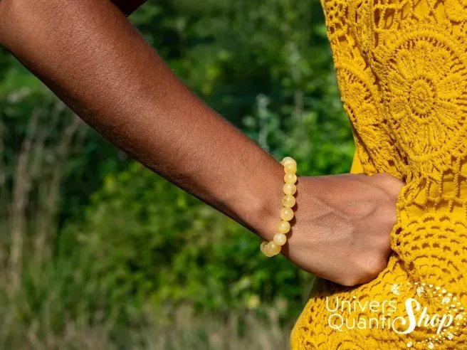 citrine chauffée vertus et propriétés, bracelet citrine chauffée 08mm porté sur un poignet de femme