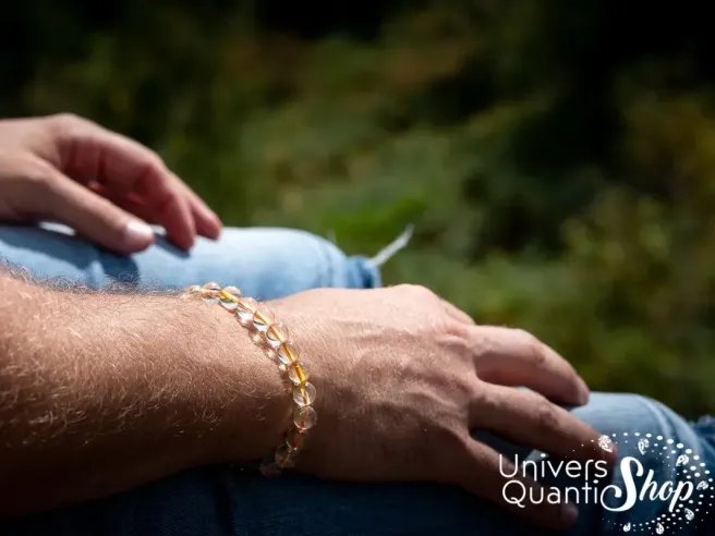 citrine naturelle non chauffée, bracelet véritable citrine naturelle porté sur un poignet d'homme