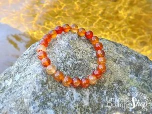 cornaline bracelet 08mm qualité A sur un rocher au bord de l'eau