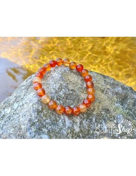 cornaline bracelet 08mm qualité A sur un rocher au bord de l'eau cornaline bracelet 08mm qualité A sur un rocher au bord de l'eau