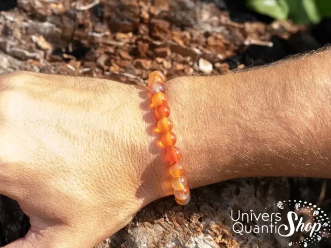 cornaline bracelet signification, bracelet pierre orange porté sur un poignet d'homme