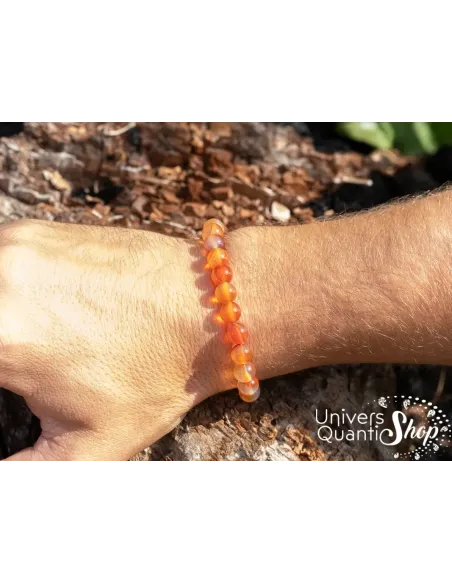 cornaline bracelet signification, bracelet pierre orange porté sur un poignet d'homme cornaline bracelet signification, bracelet pierre orange porté sur un poignet d'homme