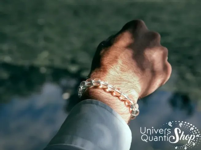 cristal de roche vertus, pierre transparente bracelet porté sur un poignet homme
