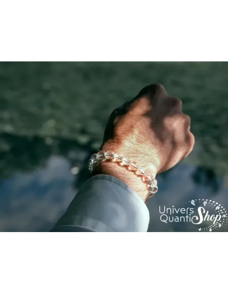 cristal de roche vertus, pierre transparente bracelet porté sur un poignet homme cristal de roche vertus, pierre transparente bracelet porté sur un poignet homme