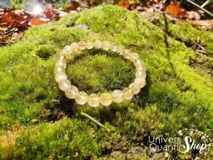 cristal de roche rutile bienfaits en lithothérapie, bracelet quartz rutile 08mm sur l'herbe