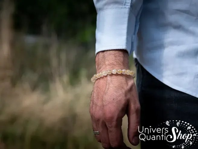 quartz rutile pierre de lumière, bracelet cristal de roche rutile 08mm porté sur un poignet homme