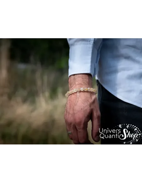 quartz rutile pierre de lumière, bracelet cristal de roche rutile 08mm porté sur un poignet homme