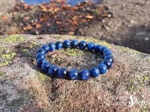 cyanite signification, cyanite bracelet pierre bleue 08mm sur un rocher