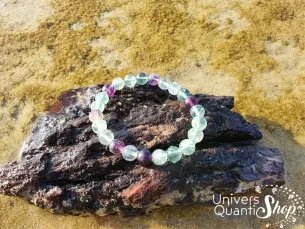 fluorite multicolore vertus, fluorine bracelet multicolore 08mm sur du bois avec de l'eau