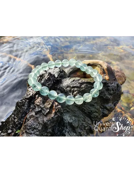 fluorite verte vertus, bracelet fluorine verte 08mm sur un bout d'arbre au bord d'un lac fluorite verte vertus, bracelet fluorine verte 08mm sur un bout d'arbre au bord d'un lac