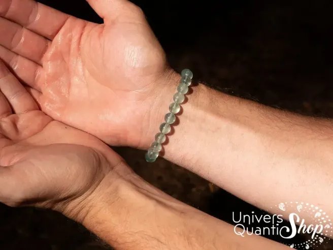 fluorite verte prix, bracelet en fluorine verte 08mm porté sur un poignet homme les deux bras tendus vers l'avant