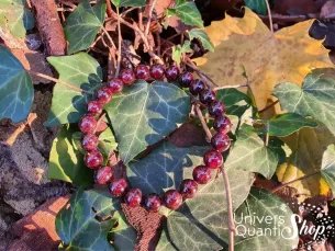 grenat rouge almandin bracelet 08mm sur des feuilles de lierre grimpant
