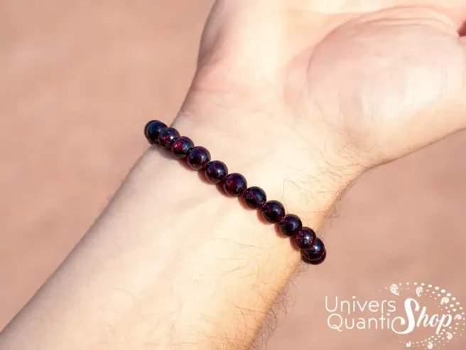 grenat rouge signification, grenat rouge pierre bracelet 08mm porté sur un poignet homme