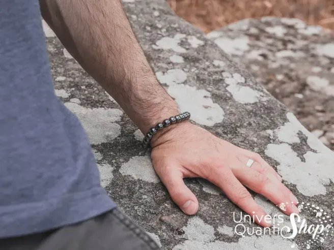 hématite prix, bracelet en pierre hématite porté sur un poignet d'homme