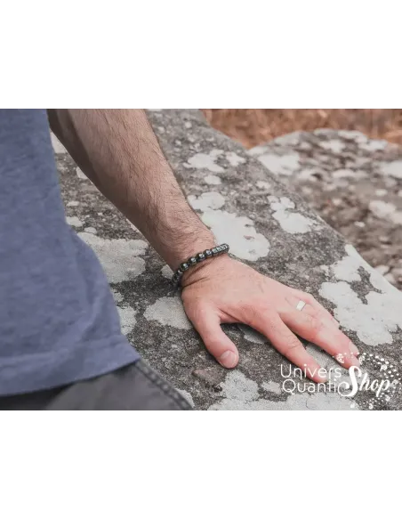 hématite prix, bracelet en pierre hématite porté sur un poignet d'homme