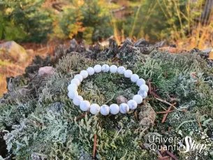 bracelet howlite blanche 08mm posé sur l'herbe dans la nature