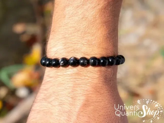 hypersthène signification et bienfaits, bracelet hypersthène 08mm porté sur un poignet homme