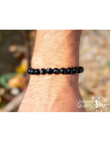 hypersthène signification et bienfaits, bracelet hypersthène 08mm porté sur un poignet homme