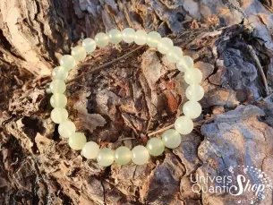 bracelet jade de chine lithothérapie 08mm posé sur des écorces de bois