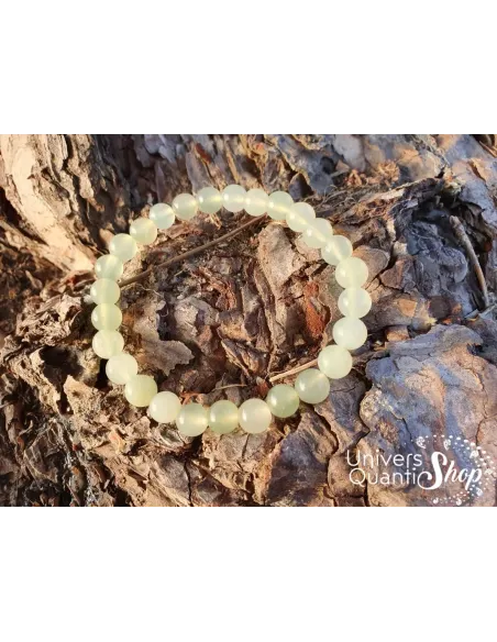 bracelet jade de chine lithothérapie 08mm posé sur des écorces de bois