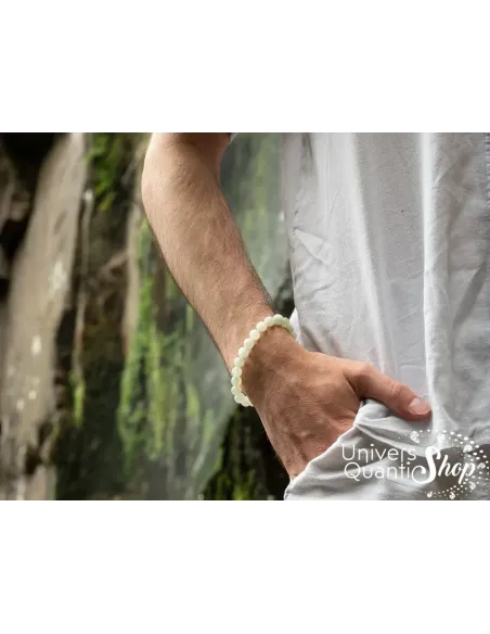 bracelet jade de chine pierre de jade porte bonheur 08mm porté sur un poignet d'homme