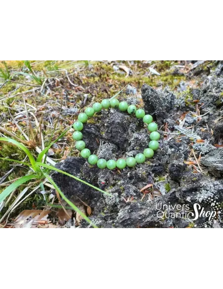 jade néphrite verte bracelet 08mm posé sur de l'herbe dans la forêt jade néphrite verte bracelet 08mm posé sur de l'herbe dans la forêt