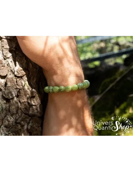 bracelet jade néphrite verte 08mm porté sur un poignet d'homme avec la main posée sur un tronc d'arbre bracelet jade néphrite verte 08mm porté sur un poignet d'homme avec la main posée sur un tronc d'arbre