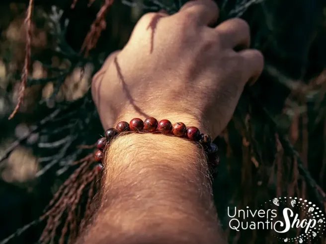jaspe breschia bracelet lithothérapie fait sur mesure 08mm porté sur un poignet d'homme dans la nature