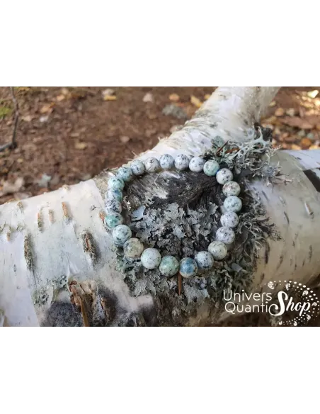 jaspe k2 bracelet pierre naturelle 08mm sur une branche d'arbre dans la forêt jaspe k2 bracelet pierre naturelle 08mm sur une branche d'arbre dans la forêt