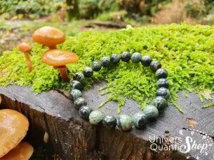 jaspe kambaba sommeil réparateur, bracelet jaspe kambaba 08mm sur de la mousse en forêt