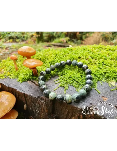 jaspe kambaba sommeil réparateur, bracelet jaspe kambaba 08mm sur de la mousse en forêt jaspe kambaba sommeil réparateur, bracelet jaspe kambaba 08mm sur de la mousse en forêt