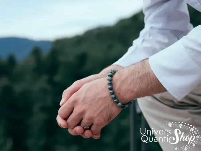 jaspe kambaba vertus, bracelet jaspe kambaba verte 08mm porté sur un poignet homme