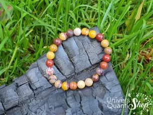 jaspe mokaïte bracelet 08mm posé sur de l'herbe