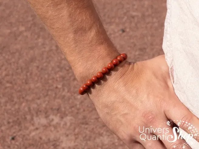 Jaspe rouge prix, bracelet jaspe rouge perle 08 porté sur un poignet homme