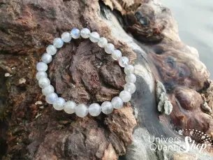 labradorite pierre naturelle bracelet perle 08mm sur un tronc d'arbre au bord d'un lac