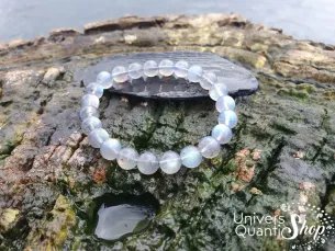 bracelet labradorite véritable, qualité AAA perle 08mm sur un rocher près d'un cours d'eau
