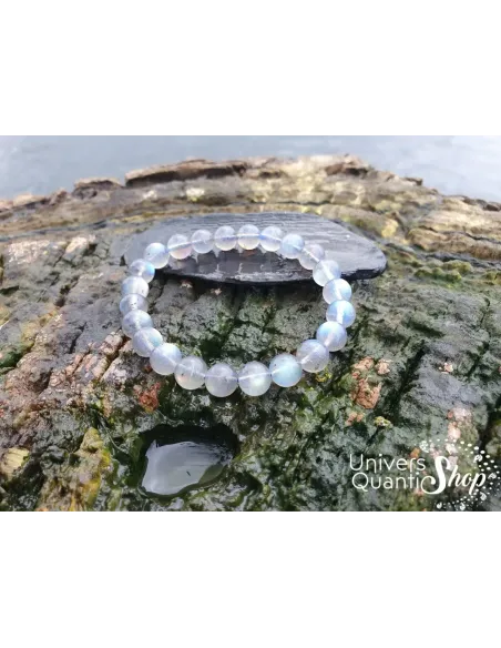 bracelet labradorite véritable, qualité AAA perle 08mm sur un rocher près d'un cours d'eau