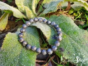 larvikite bracelet en pierre naturelle 08mm sur une feuille