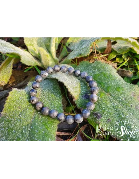 larvikite bracelet en pierre naturelle 08mm sur une feuille